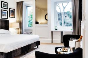 Posteľ alebo postele v izbe v ubytovaní The Shire Hotel