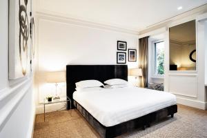 Posteľ alebo postele v izbe v ubytovaní The Shire Hotel