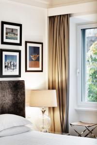 Posteľ alebo postele v izbe v ubytovaní The Shire Hotel