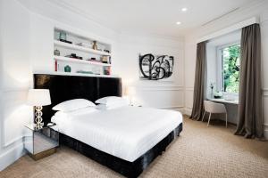 Posteľ alebo postele v izbe v ubytovaní The Shire Hotel