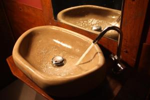 ナバルエンガにあるRiad Navaluengaの洗面台(蛇口、鏡付)
