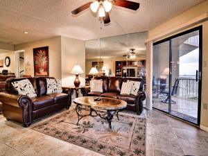 un soggiorno con mobili in pelle e tavolo di Villas of Clearwater Beach 8A a Clearwater Beach