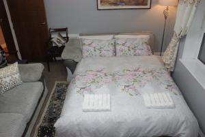 エディンバラにあるEdinburgh City Luxury Apartment Spectrumのベッド1台(枕2つ付)