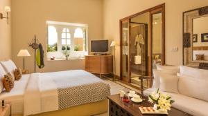 TV a/nebo společenská místnost v ubytování Suryagarh Jaisalmer