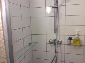 une salle de bain avec une douche avec une porte vitrée dans l'établissement BHB Hotel, à Marijampolė 33 autres photos
