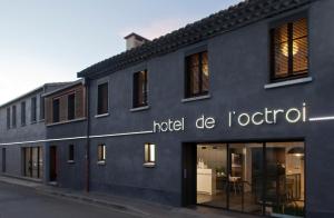 um edifício preto com as palavras hotel de toroit em Hôtel De L'octroi em Carcassonne