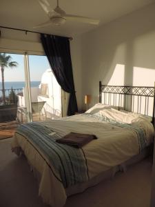 una camera con letto e vista sull'oceano di Terrazas de Guadalupe J3 a Manilva