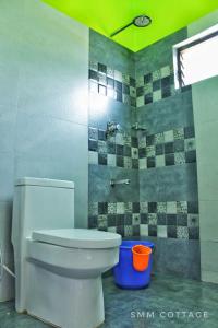 uma casa de banho com um WC e um chuveiro em Smm Cottage em Munnar