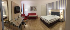 Pokój hotelowy z sypialnią z łóżkiem i biurkiem w obiekcie Hotel Hansablick w Berlinie