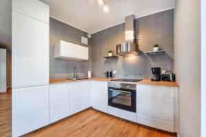 Kuchyňa alebo kuchynka v ubytovaní Apartamenty Sun & Snow Gdańsk Bursztynowa