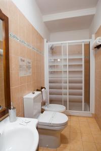リポストにあるSiciliaEtnaMareのバスルーム(トイレ、洗面台、シャワー付)