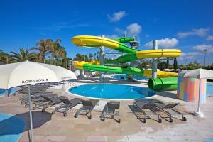 Bazén v ubytování ROBINSON APULIA - All Inclusive nebo v jeho okolí + 37 fotografií