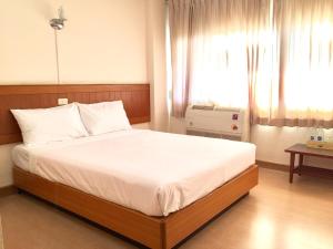 Ein Bett oder Betten in einem Zimmer der Unterkunft Srivichai Hotel