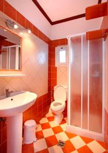 ein Bad mit einem WC und einem Waschbecken in der Unterkunft Vasilis Studios in Myrties