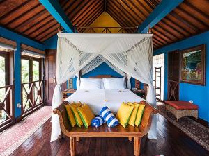 Кровать или кровати в номере Umah Watu Villas +110 фотографий