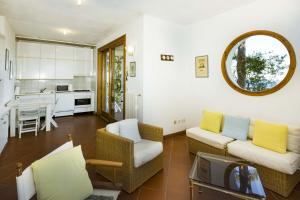 un soggiorno con divano e TV e una cucina di Villa Meridiana a Portoferraio