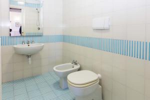 bagno con servizi igienici e lavandino di Villa Meridiana a Portoferraio