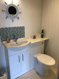A bathroom at The Pod & Cwtch luxury accommodation