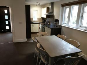 Kuchyň nebo kuchyňský kout v ubytování Apartment 4, Welbeck House, Old Green Close, Whitwell, S80 4GL