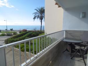 balcone con tavolo e vista sull'oceano di Apartment Casaluthel Boulevard a Torrox Costa