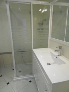 bagno bianco con doccia e lavandino di Apartment Casaluthel Boulevard a Torrox Costa