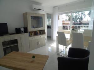 una cucina e una sala da pranzo con tavolo e sedie di Apartment Casaluthel Boulevard a Torrox Costa