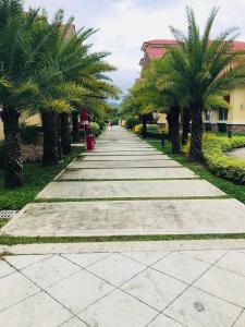 セブシティにあるSan Remo Oasis, Citta De Mariの両側にヤシの木が並ぶ長い歩道