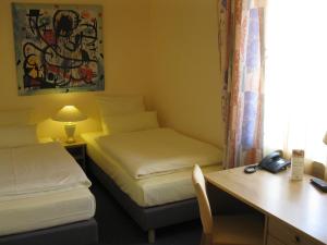Giường trong phòng chung tại Löns Hotel Garni