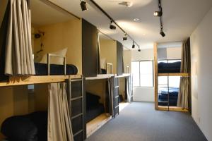 Bunk bed o mga bunk bed sa kuwarto sa Tomarigi Hostel Cafe Bar