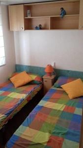 OlostにあるCamping Lluçanèsのベッド2台が隣同士に設置された部屋です。
