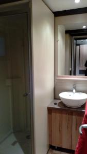 La salle de bains est pourvue d'un lavabo et d'un miroir. dans l'établissement Camping de l'Arche, à Lanas