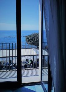 a room with a view of the beach from a balcony at B&B Stella Maris in Diamante