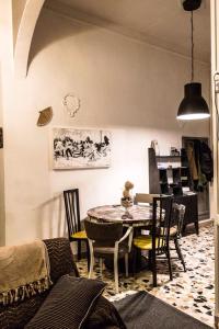 a dining room with a table and chairs at Casolare Rehva in Cecina