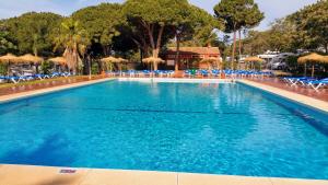 Bazén v ubytování Complejo Turístico & Camping Cabopino nebo v jeho okolí
