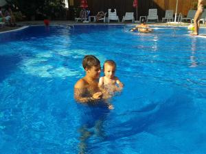 Bazén v ubytování Saint George Family Hotel nebo v jeho okolí