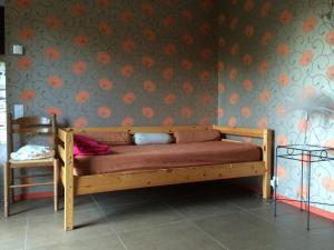 パンポンにあるLogis de Ponthusの花柄の壁紙を用いた客室の木製ベッド1台