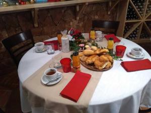 een tafel met een witte tafeldoek met voedsel erop bij Hôtel Restaurant le Saint Marc in Aups