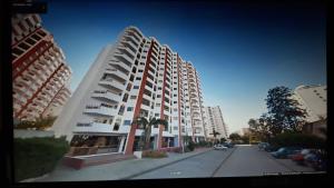 un grande condominio bianco su una strada cittadina di Rocha Apartment a Portimão