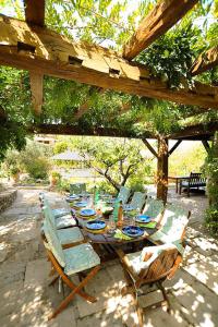 a table and chairs under a wooden pergola at Villa Elaiza in Saint-Tropez