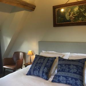 een slaapkamer met een bed en een schilderij aan de muur bij de Gasterie in Koksijde