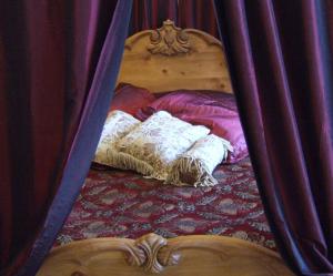 una persona acostada en una cama con almohadas en Cheltenham Lawn and Pittvile Gallery en Cheltenham