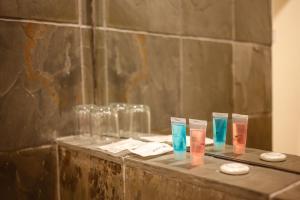 een groep glazen op een aanrecht in een badkamer bij Art Cottage Hotel in Ipoh