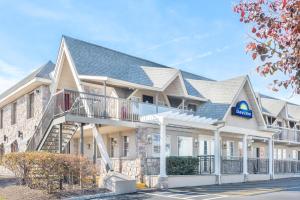 ein Hotel mit einem Gebäude in der Unterkunft Days Inn by Wyndham Springfield/Phil.Intl Airport in Springfield