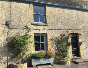 una casa de ladrillo con dos ventanas y dos plantas en No. 14, Park Street, en Stow on the Wold