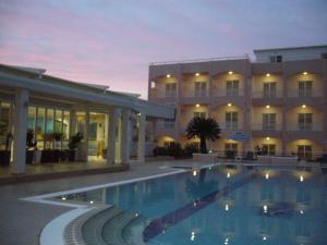 Bazén v ubytovaní Rhodian Rose Hotel alebo v jeho blízkosti