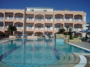 Bazén v ubytovaní Rhodian Rose Hotel alebo v jeho blízkosti