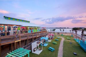 un parco divertimenti con montagne russe sulla spiaggia di Harrah's Gulf Coast, A Caesars Destination a Biloxi