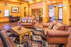 Sala de estar con sofás y mesa de centro en Villas de Santa Fe, en Santa Fe