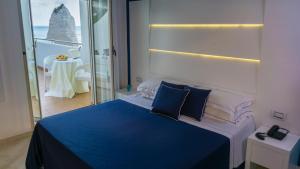 Tempat tidur dalam kamar di Hotel Scialara