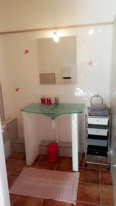 BédarridesにあるEs Aquiのバスルーム(緑のシンク、鏡付)
